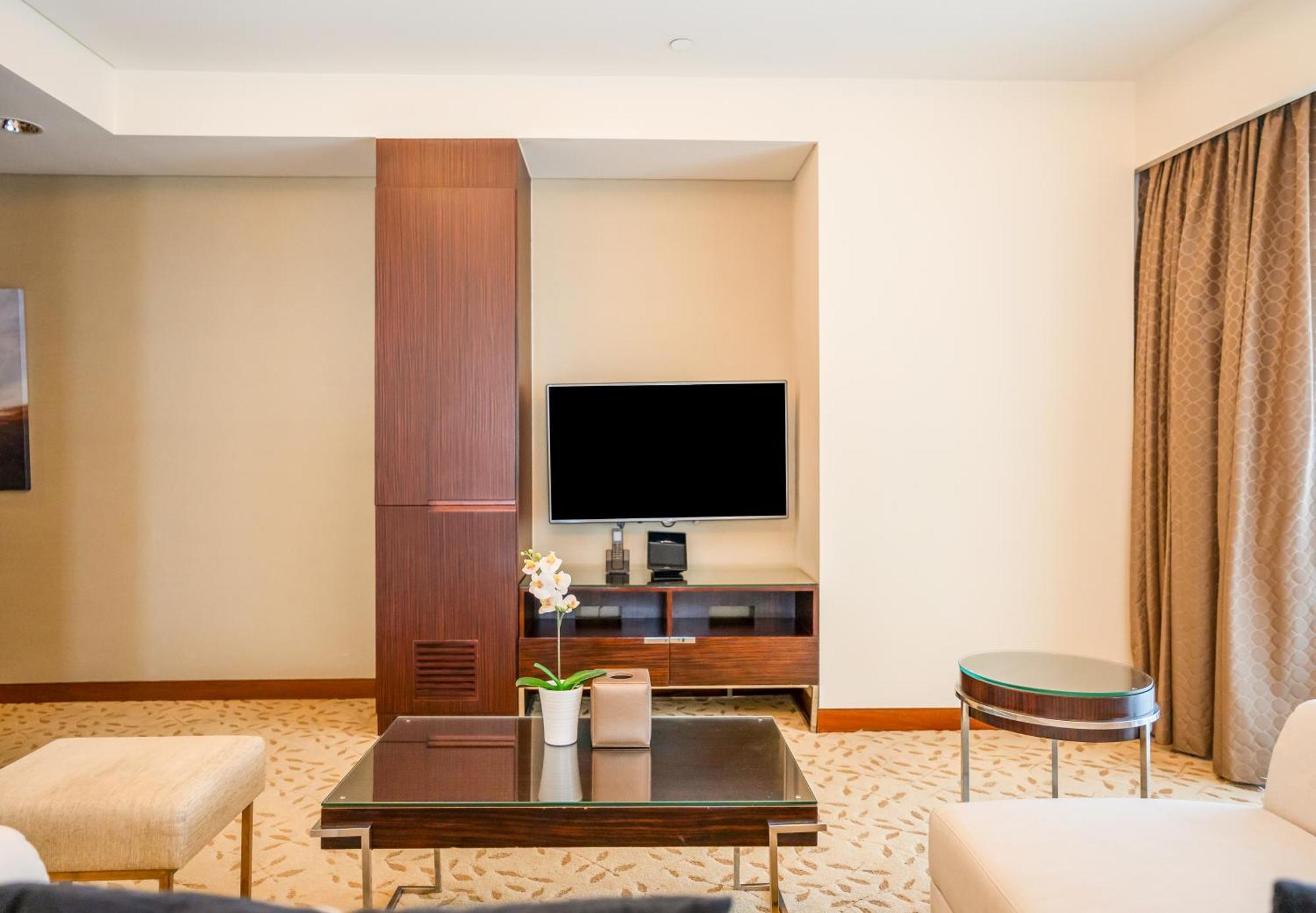 Homesgetaway - Amazing Location 1br At Mall Residences Apartment *